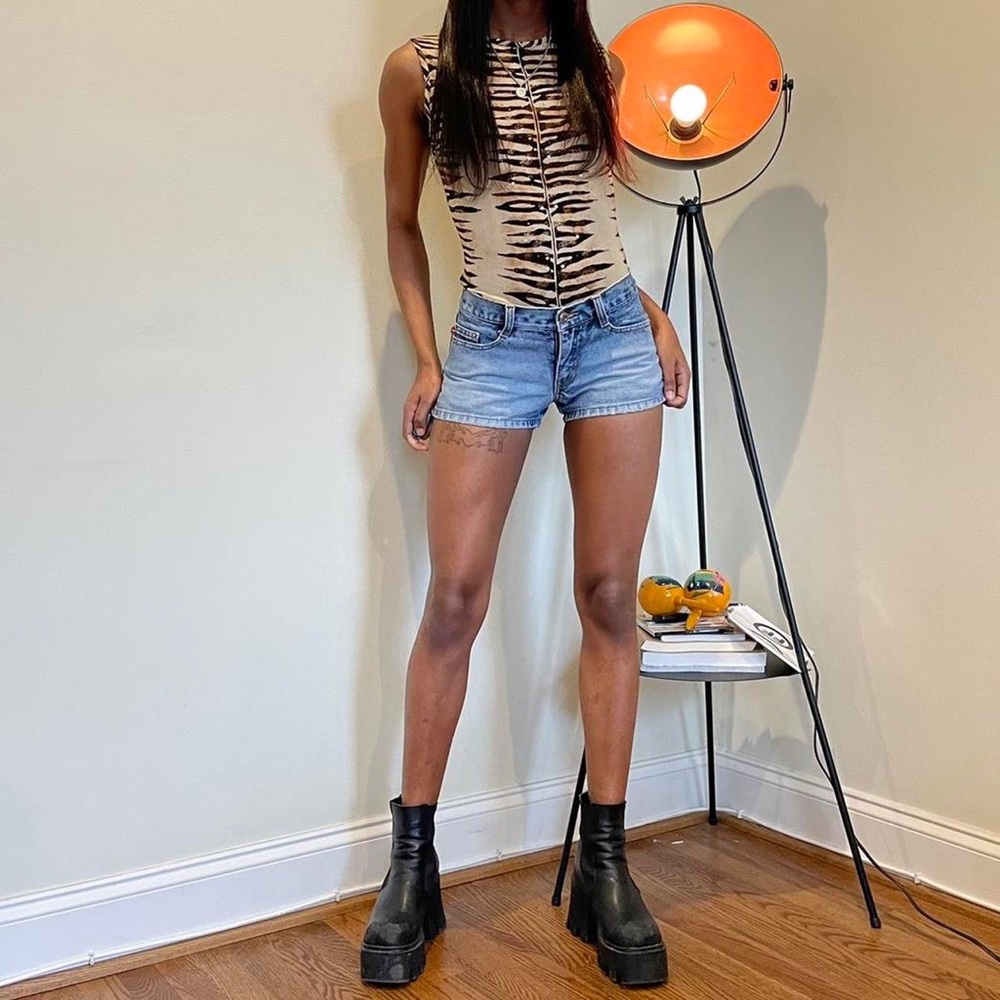 Y2k low rise medium wash denim short shorts by Zana Di.